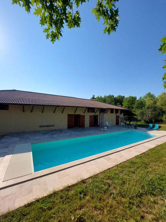 Piscine béton avec volet immergé dans le jura