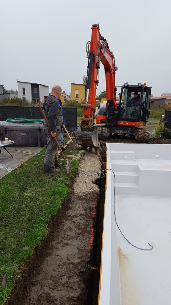 alliance constructions piscines, louhans, remblaiement des parois, concassé, piscine coque