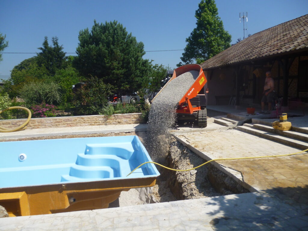 remblaiement des parois, concassé, alliance constructions piscines, louhans, piscine coque